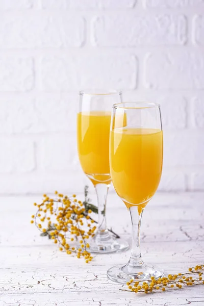 Коктейль Мимоза с апельсиновым соком — стоковое фото