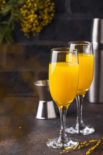 Коктейль мімози з апельсиновим соком — стокове фото