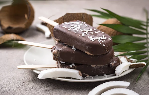 Coconut popsicles in chocolate glaze — 스톡 사진