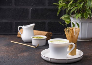 Yeşil, sağlıklı, sütlü latte.