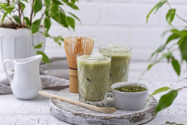 Süt ve buzlu soğuk kibrit çayı