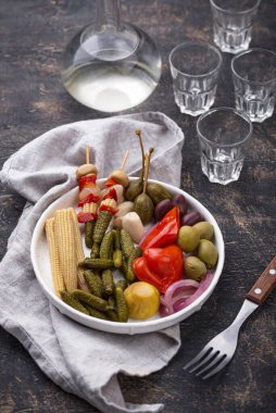 Salamuraya yatırılmış sebze turşusu..