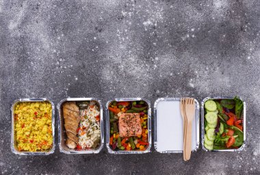 Yemek teslimatı konsepti. Konteynırda yemek