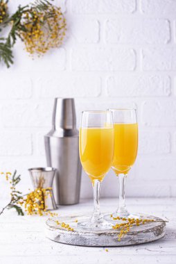 Portakal suyu ve Mimosa kokteyli.