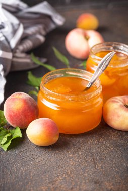 유리 용기에 살구 잼