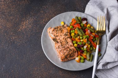 Pişmiş somon ve haşlanmış sebze.