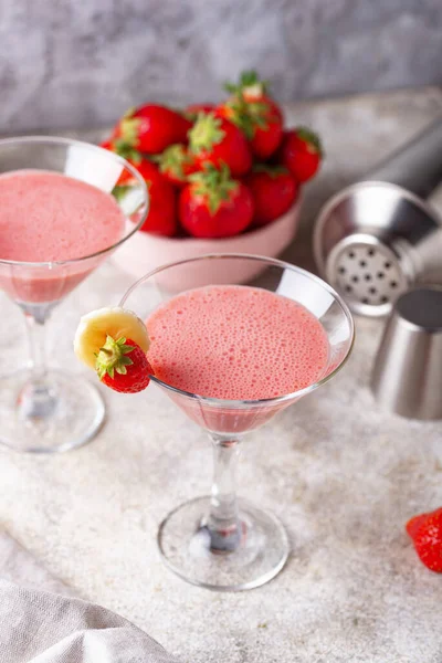 Cocktail alcoolisé à la fraise douce d'été — Photo