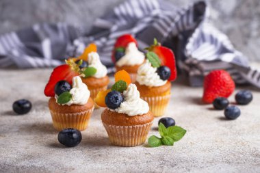 딸기와 크림 컵 케이크