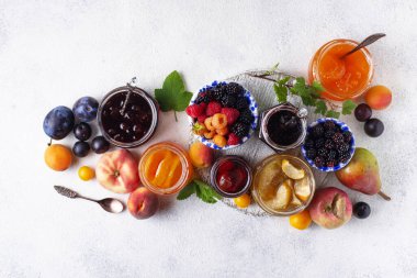 Kavanozlarda farklı reçel çeşitleri