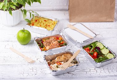 Yemek teslimatı konsepti. Konteynırda yemek