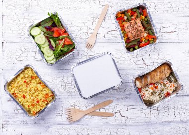 Yemek teslimatı konsepti. Konteynırda yemek