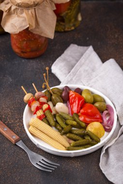 Salamuraya yatırılmış sebze turşusu..