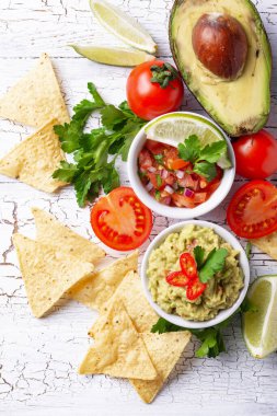 Guacamole, domates sosu salsa ve cips cips