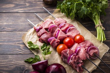 Ham şiş kebap şişleri domates ile