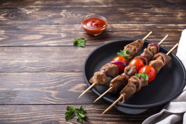 Izgara şiş kebap şişleri domates ile