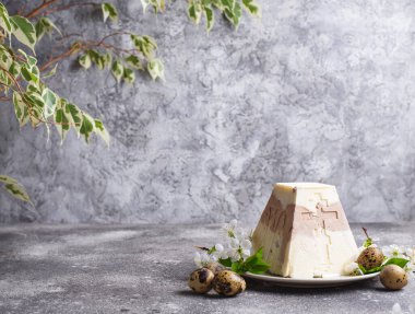 geleneksel Paskalya süzme peynir tatlısı