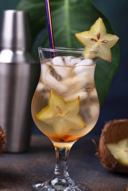 Carambola ile tropikal kokteyl