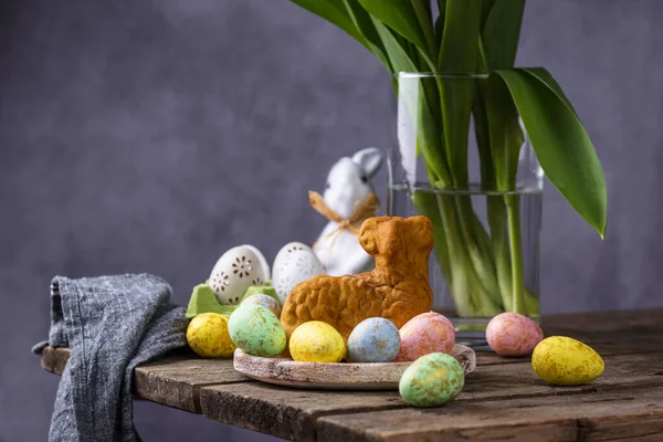 郁金香和鸡蛋复活节背景 — 图库照片