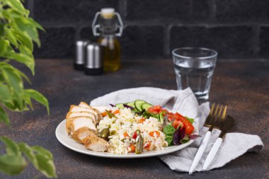 Kızarmış tavuk göğsü ve pilav.