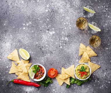 Guacamole, salsa, cips cips ve tekila