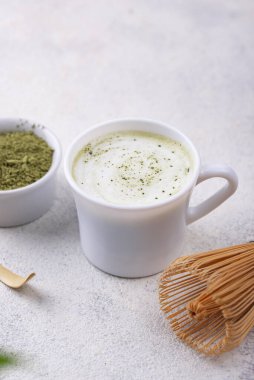 Yeşil, sağlıklı, sütlü latte.