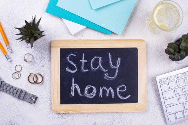 Evde kal ve uzaktan konsept çalış.