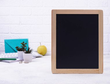 Evde kal ve uzaktan konsept çalış.