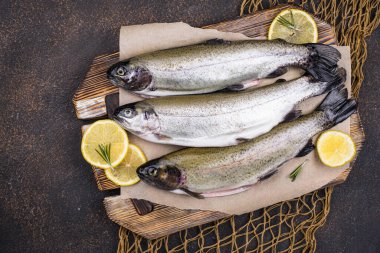 Çiğ çiğ alabalık ve limon.