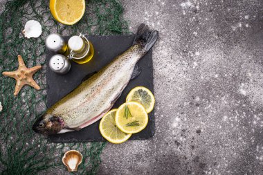 Çiğ çiğ alabalık ve limon.