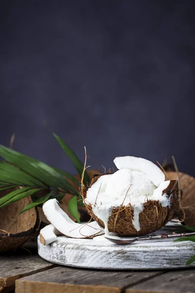 Postre de coco con helado — Foto de Stock