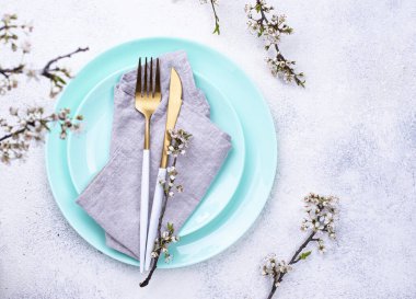 Çiçek açan dallı bahar masası.