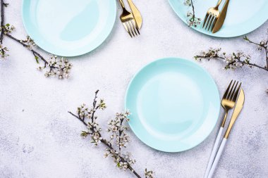 Çiçek açan dallı bahar masası.