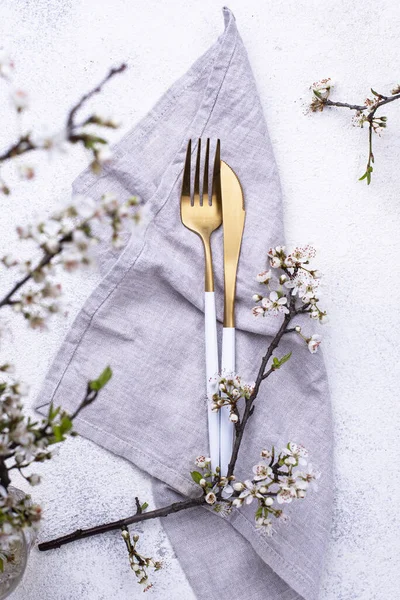 Весняний стіл з розквітлою гілкою — стокове фото