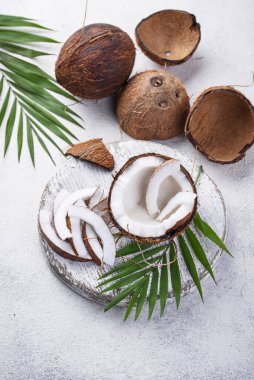 Dilimlenmiş Hindistan cevizi ve palmiye yaprakları