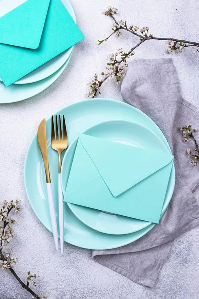 Налаштування весняного столу з конвертом — стокове фото