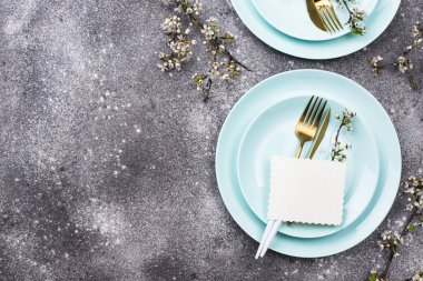 Çiçek açan dallı bahar masası.