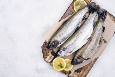 Çiğ çiğ alabalık ve limon.