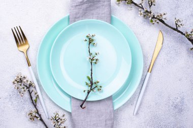 Çiçek açan dallı bahar masası.