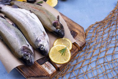 Çiğ çiğ alabalık ve limon.