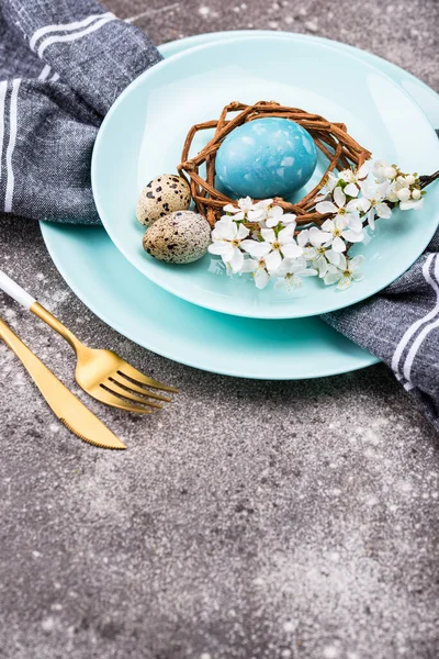 Definição de mesa de Páscoa com ovo azul — Fotografia de Stock