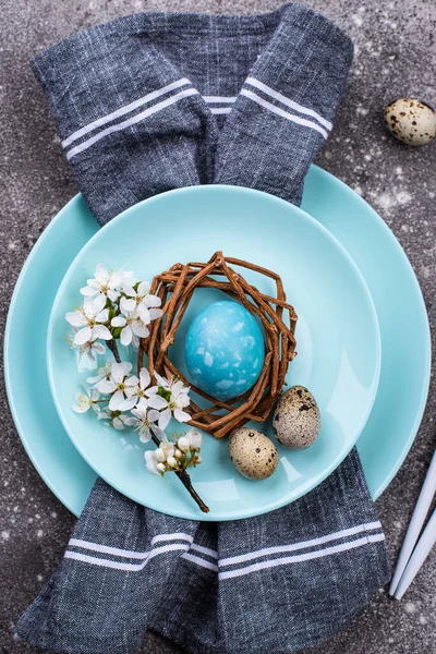 Definição de mesa de Páscoa com ovo azul — Fotografia de Stock