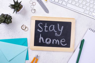 Evde kal ve uzaktan konsept çalış.