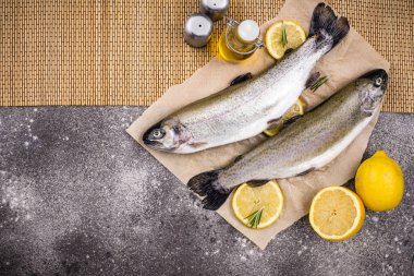 Çiğ çiğ alabalık ve limon.