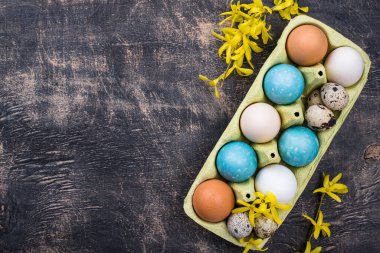 Mavi renkli Paskalya yumurtaları