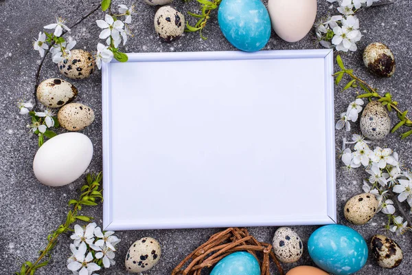 Ovos de Páscoa e cartão vazio — Fotografia de Stock