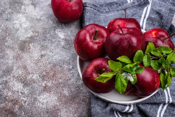 Manzanas frescas rojas maduras sobre fondo gris —  Fotos de Stock