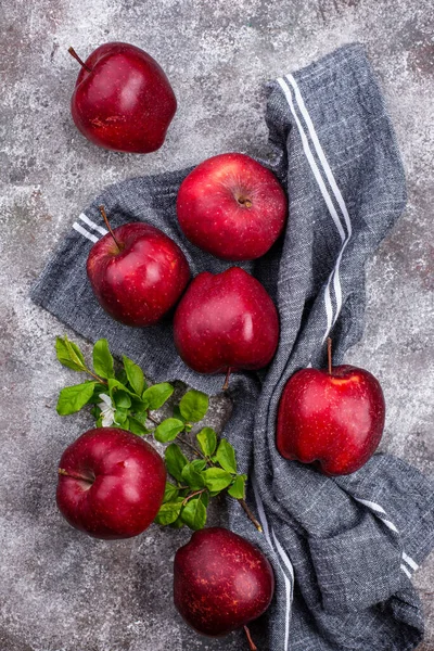 Manzanas frescas rojas maduras sobre fondo gris —  Fotos de Stock