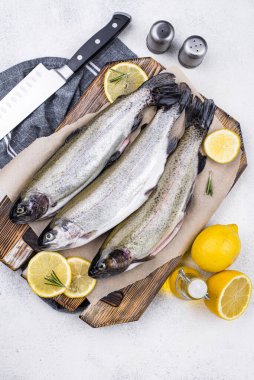 Çiğ çiğ alabalık ve limon.