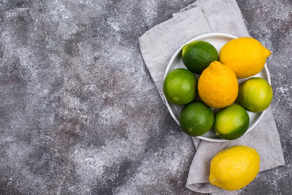 Limones y limones frescos maduros — Foto de Stock