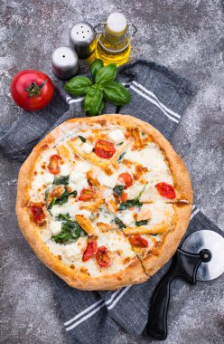 Domatesli İtalyan pizzası, mozarella ve tavuk.